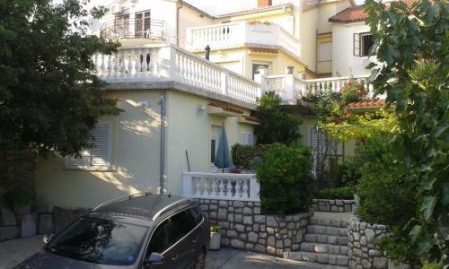 Apartments With A Parking Space Novi Vinodolski - 17108