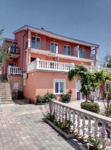 Apartments With A Parking Space Novi Vinodolski - 17596