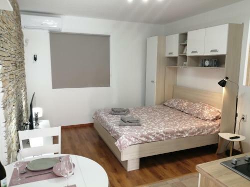 Apartments Lovri?