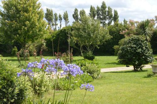Bed & Breakfast Manoir De Lesplouenan