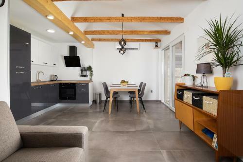 Holiday Home Laurus Garden With Private Parking