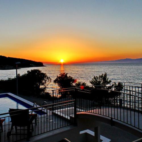 Dona Maria Seafront Villa With Pool