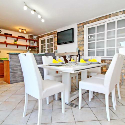 Dona Maria Seafront Villa With Pool