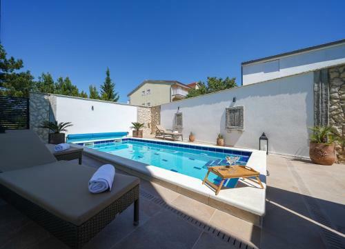 Apartment Vala, 4*, Sea View & Private Heated Pool