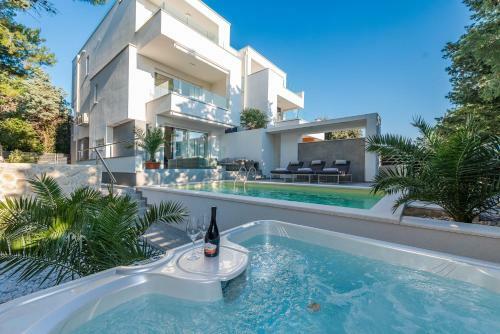 Luxury Apartment Sunset With Pool And Jacuzzi