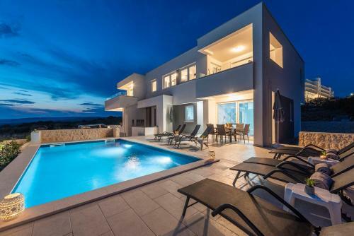 Villa Adria 2 Luxury Apartment With A Pool