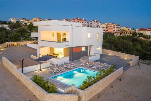 Dino 2 Luxury Apartment With Pool