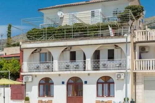 Sunrise Beach Apartments