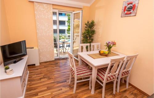 Beautiful Apartment In Podstrana With 2 Bedrooms