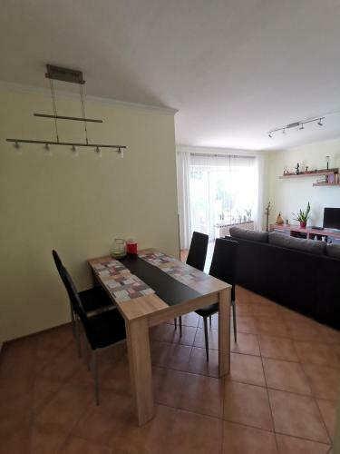 Apartamento Ferienwohnung Zum B�tst�n
