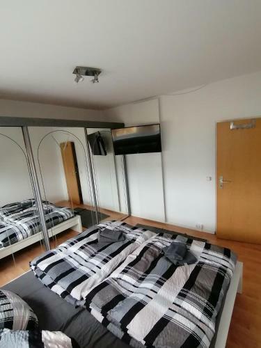 Apartamento Sch�ne Ferienwohnung �ber Den D�chern Von Plauen