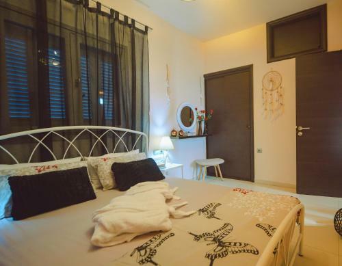 Modern 2 Bedroom House With Beautiful Garden