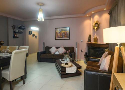 Modern 2 Bedroom House With Beautiful Garden