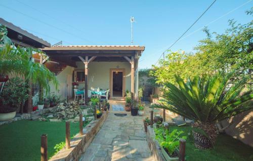 Modern 2 Bedroom House With Beautiful Garden