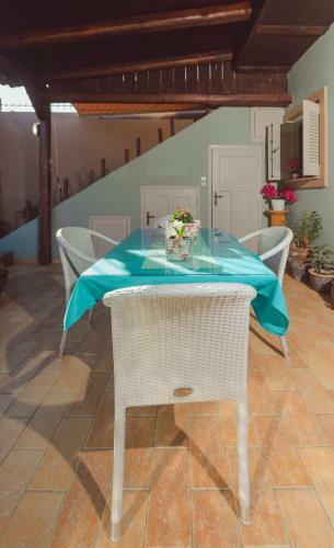 Modern 2 Bedroom House With Beautiful Garden