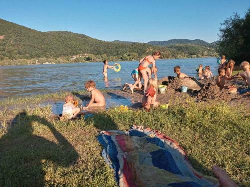V4 Kil�t�terasz Apartmanok Emelet