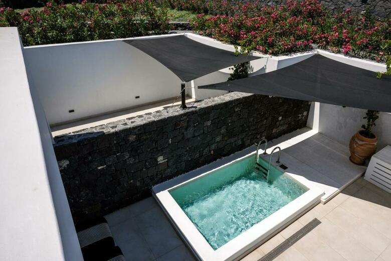 Hotel Cresanto Luxury Suites