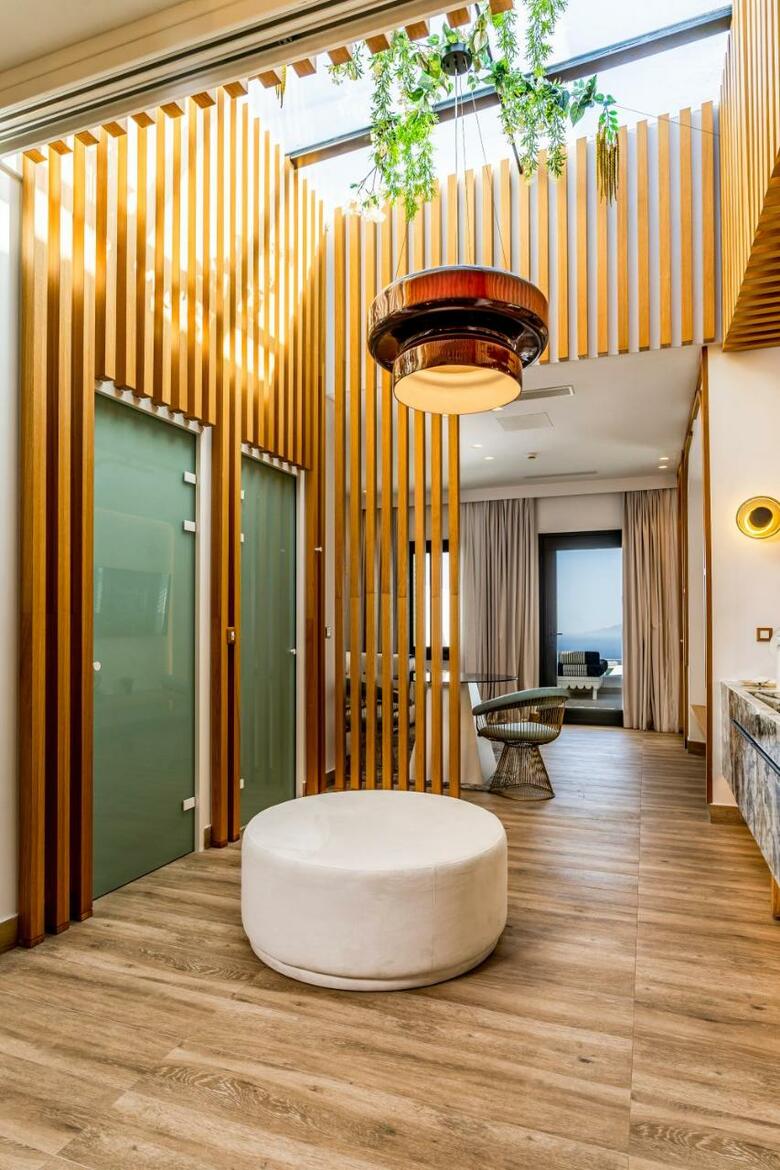 Hotel Cresanto Luxury Suites