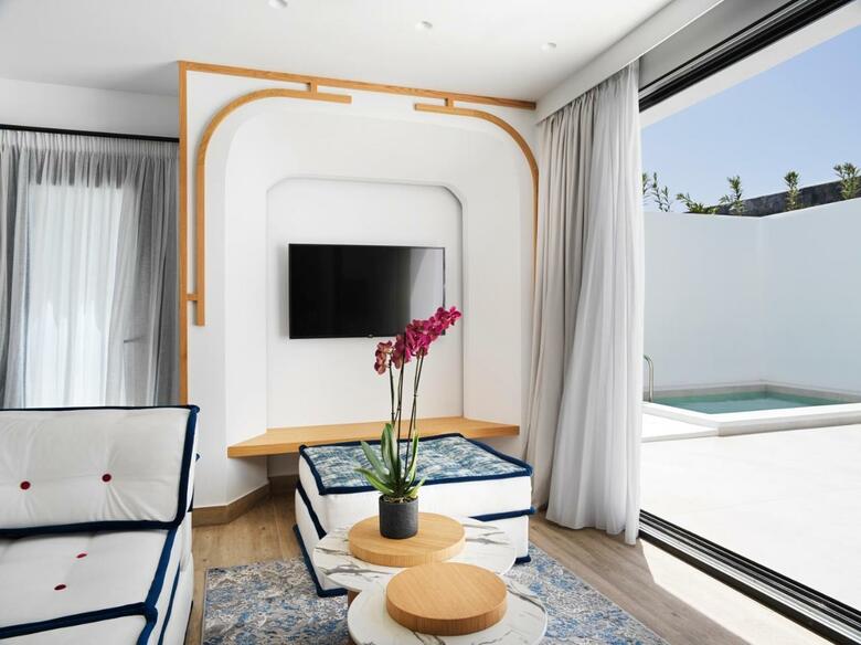 Hotel Cresanto Luxury Suites