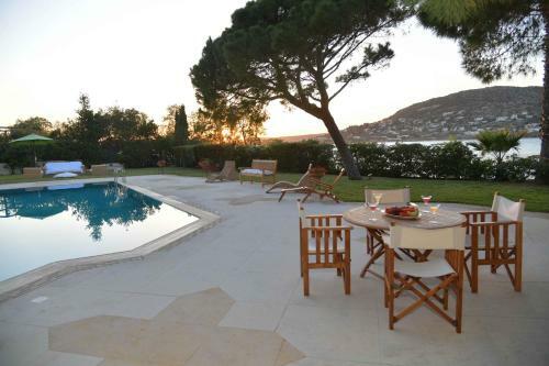 Black Diamond Luxury Seafront Villa Melina
