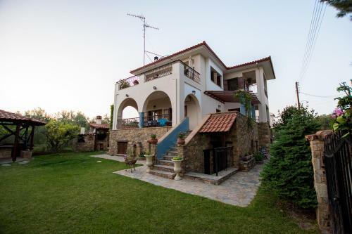 Rustic, Luxurious,garden Villa 70m From The Sea