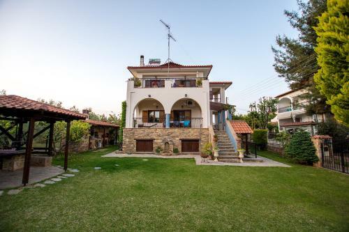 Rustic, Luxurious,garden Villa 70m From The Sea