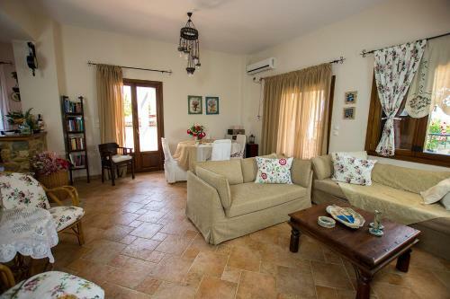 Rustic, Luxurious,garden Villa 70m From The Sea