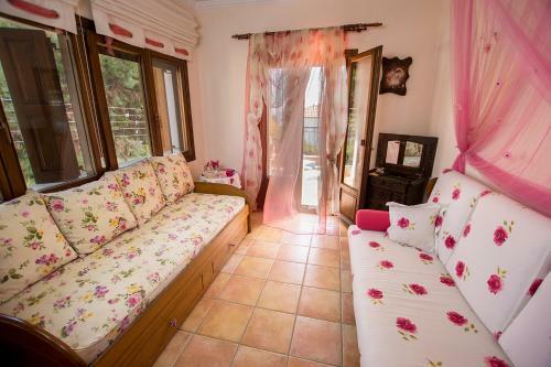 Rustic, Luxurious,garden Villa 70m From The Sea