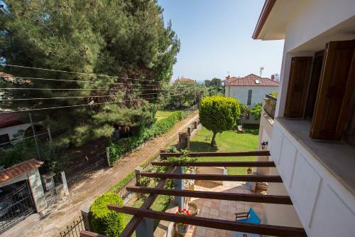 Rustic, Luxurious,garden Villa 70m From The Sea