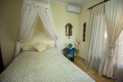 Rustic, Luxurious,garden Villa 70m From The Sea
