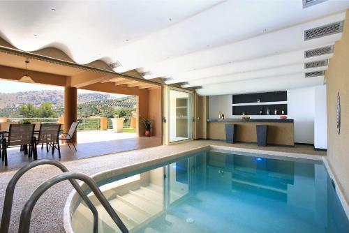 Superb Villa Yiorgos - Heated Pool W Jacuzzi - Seaview