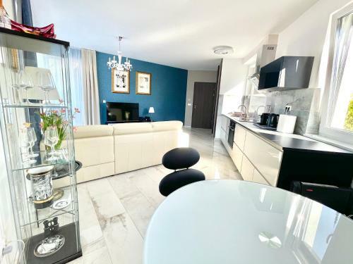 Lakeside Prestige Luxury Apartment