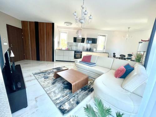 Lakeside Prestige Luxury Apartment