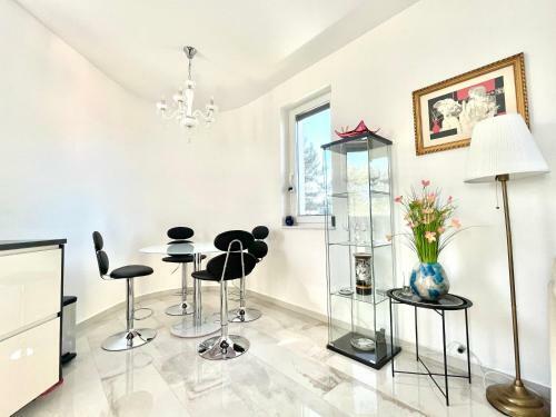 Lakeside Prestige Luxury Apartment