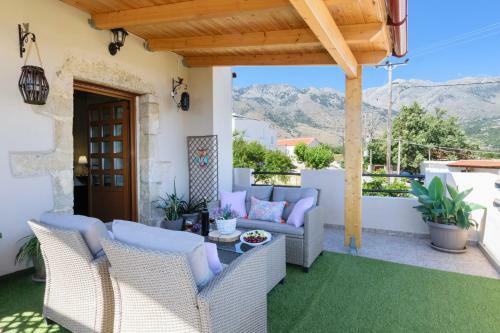 Casa Vasilia Traditional Home