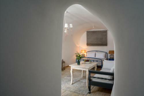 Betty's Home Santorini