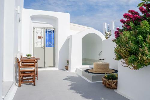 Betty's Home Santorini
