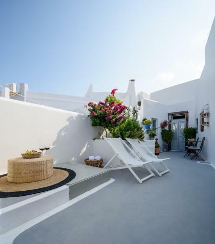 Betty's Home Santorini