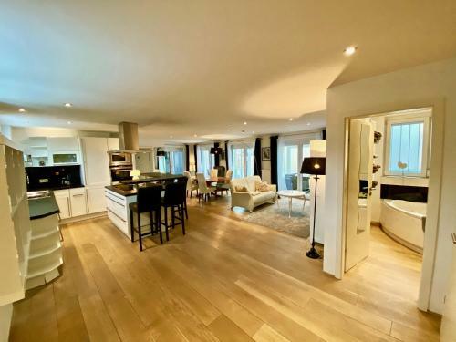 Apartamento Stilvolle Stadtwohnung Mit Balkon, Kamin, Klima