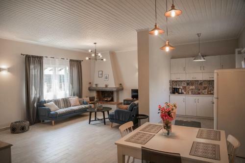Lefko?s House- Contemporary, Fully Renovated House