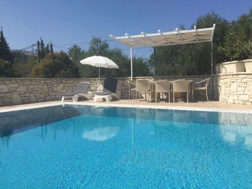 Villa Petrino - Central Flat Location Within Kassiopi. Sleeps 8