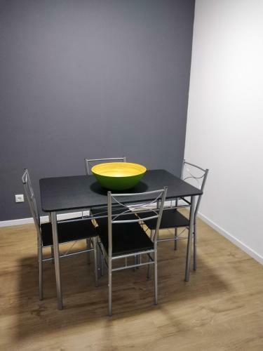 Apartamento Sch�ne, Gem�tliche M�blierte 2 Zi Wohnung In Rgb