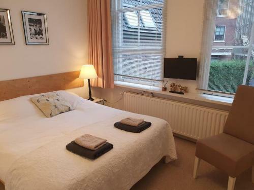 Canal House 8 Person