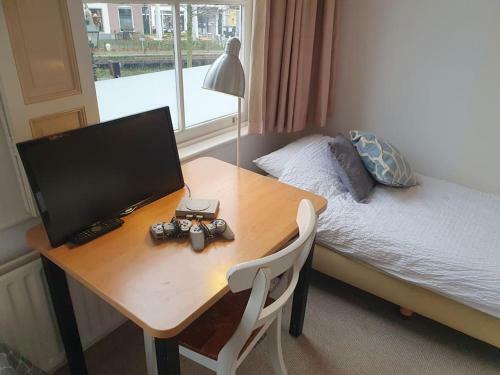 Canal House 8 Person