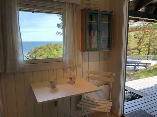 Idyllic Southern Cabin Near The Sea