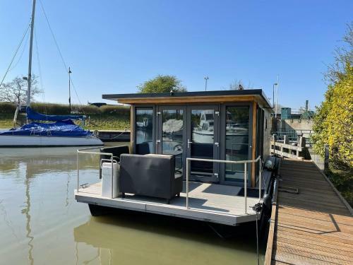 Waterfront Houseboat In Monnickendam Near The Centre