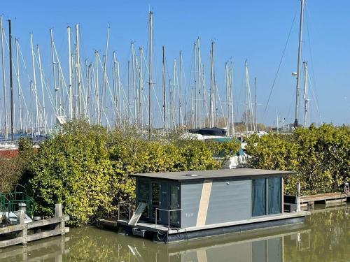 Waterfront Houseboat In Monnickendam Near The Centre