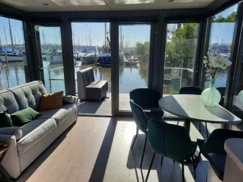 Waterfront Houseboat In Monnickendam Near The Centre