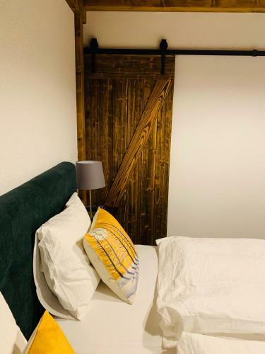 L�?nica Apartments T�le
