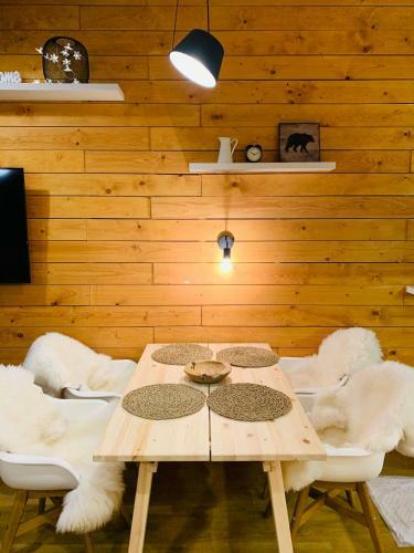 L�?nica Apartments T�le